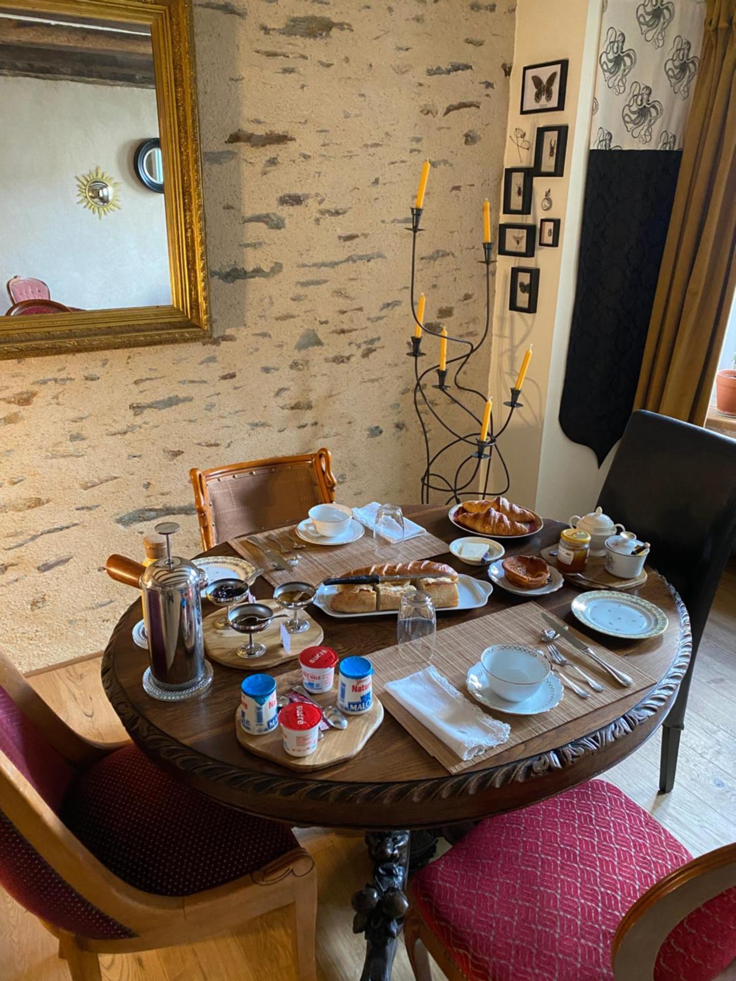 Une Nuit Chez Une Artisane Josselin Exteriör bild